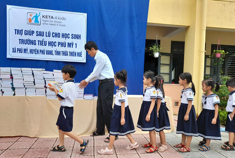 Schulbücher für die Kinder in Hue (Vietnam)
